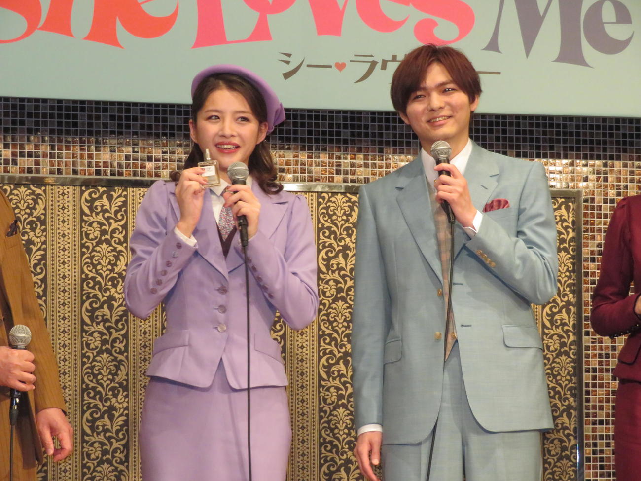 ミュージカル「She Loves Me」の制作発表会見に出席した薮宏太（右）と綺咲愛里（撮影・横山慧）
