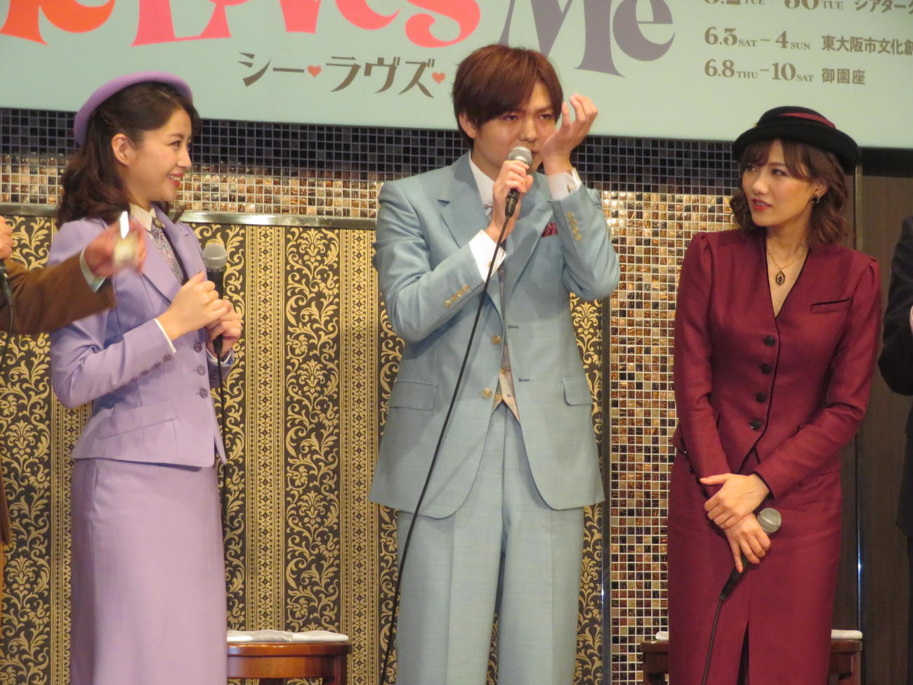 ミュージカル「She Loves Me」の制作発表会見に出席した薮宏太（中央）と綺咲愛里（左）、宮澤佐江（右）（撮影・横山慧）