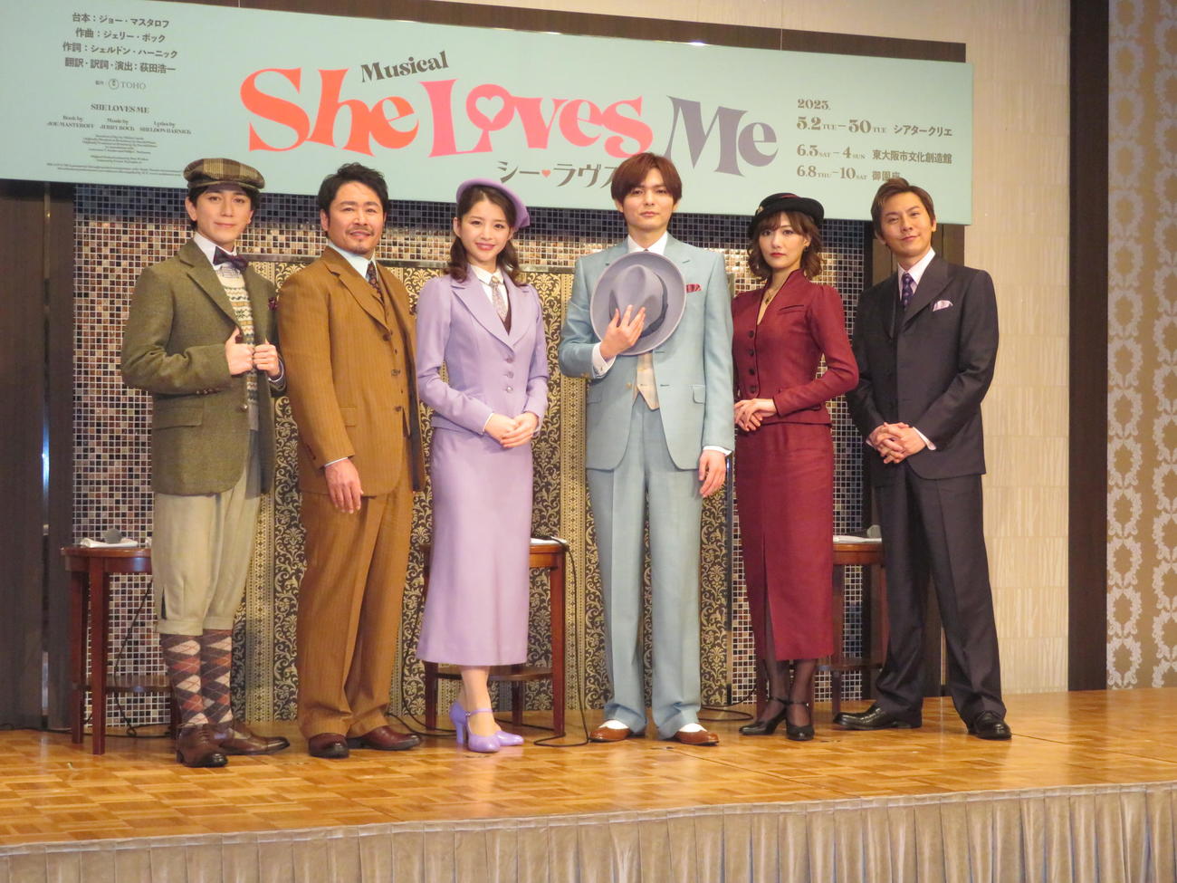 ミュージカル「She Loves Me」の制作発表会見に出席したキャスト。左から竹内將人、坂元健児、綺咲愛里、薮宏太、宮澤佐江、岡田亮輔（撮影・横山慧）