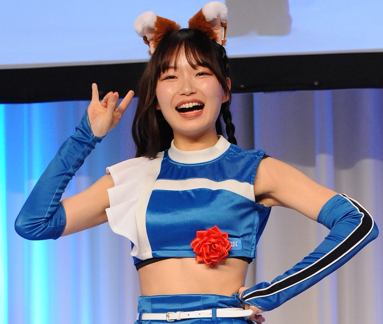 「AMDアワード授賞式」できつねダンスを披露するファイターズガールの辻菜穂子（撮影・高橋洋平）