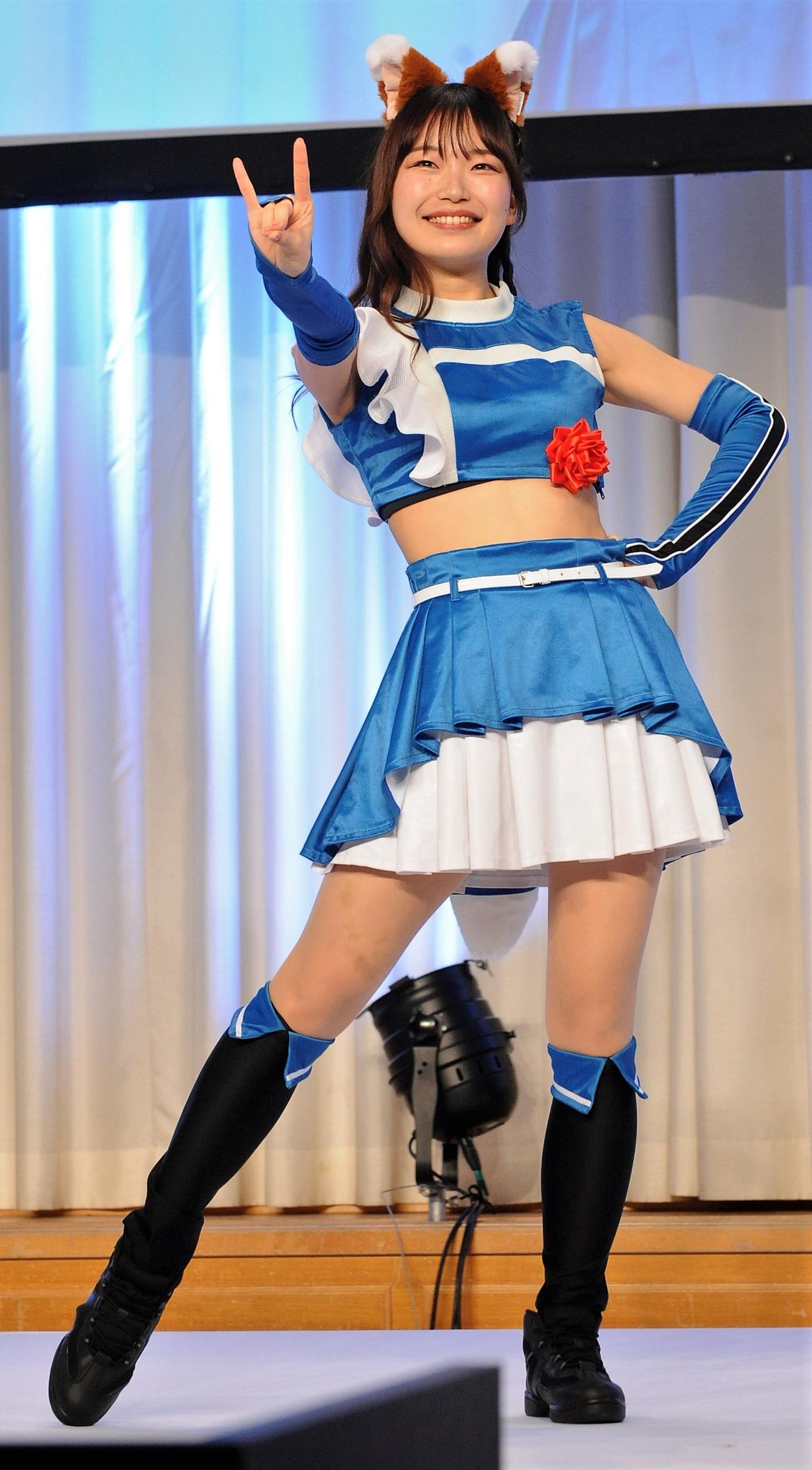 「AMDアワード授賞式」できつねダンスを披露するファイターズガールの辻菜穂子（撮影・高橋洋平）