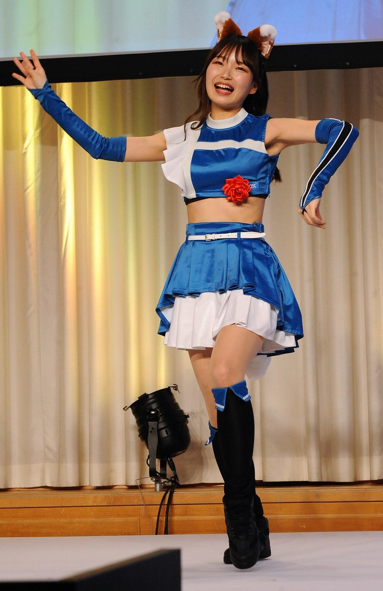 「AMDアワード授賞式」できつねダンスを披露するファイターズガールの辻菜穂子（撮影・高橋洋平）