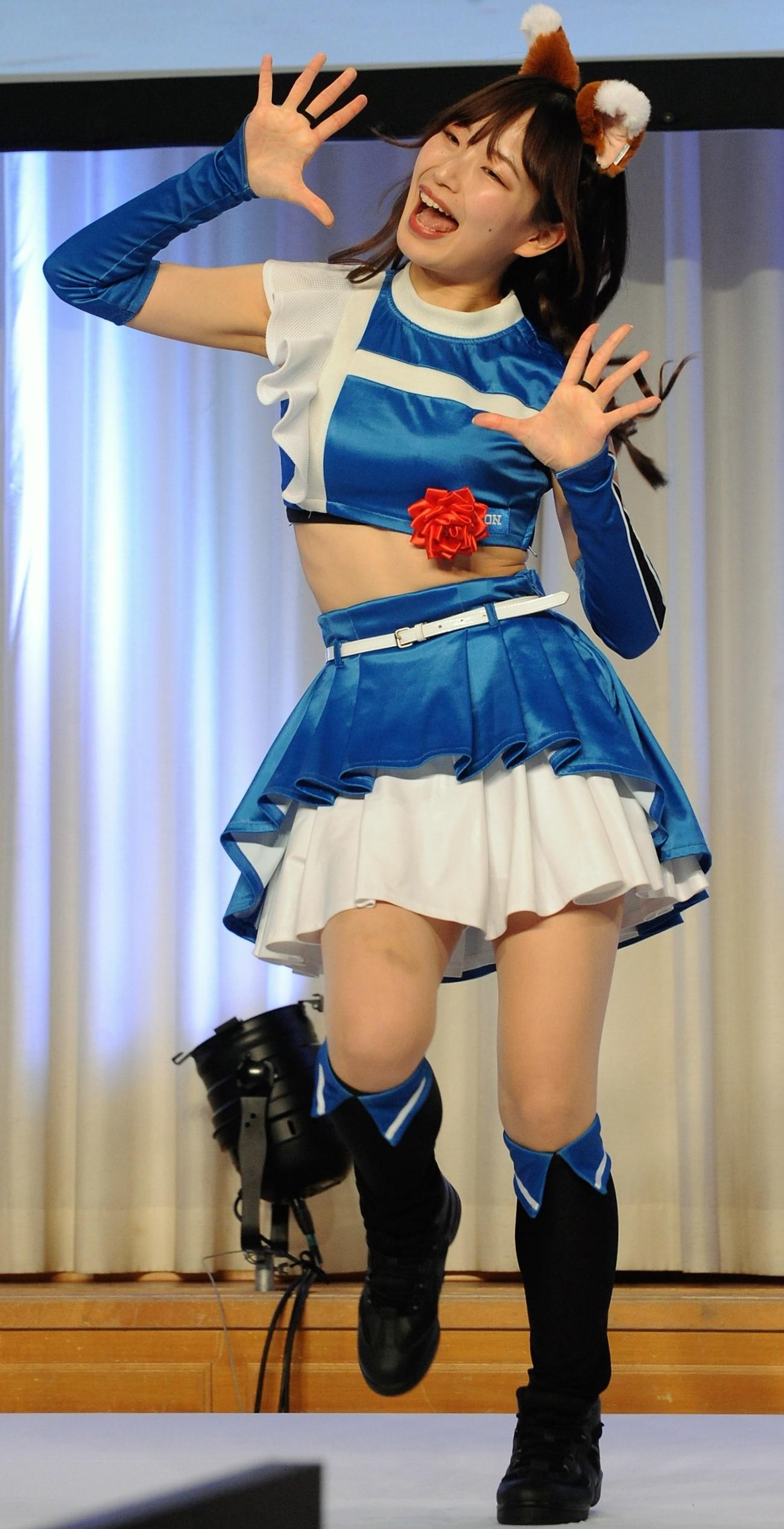 「AMDアワード授賞式」できつねダンスを披露するファイターズガールの辻菜穂子（撮影・高橋洋平）