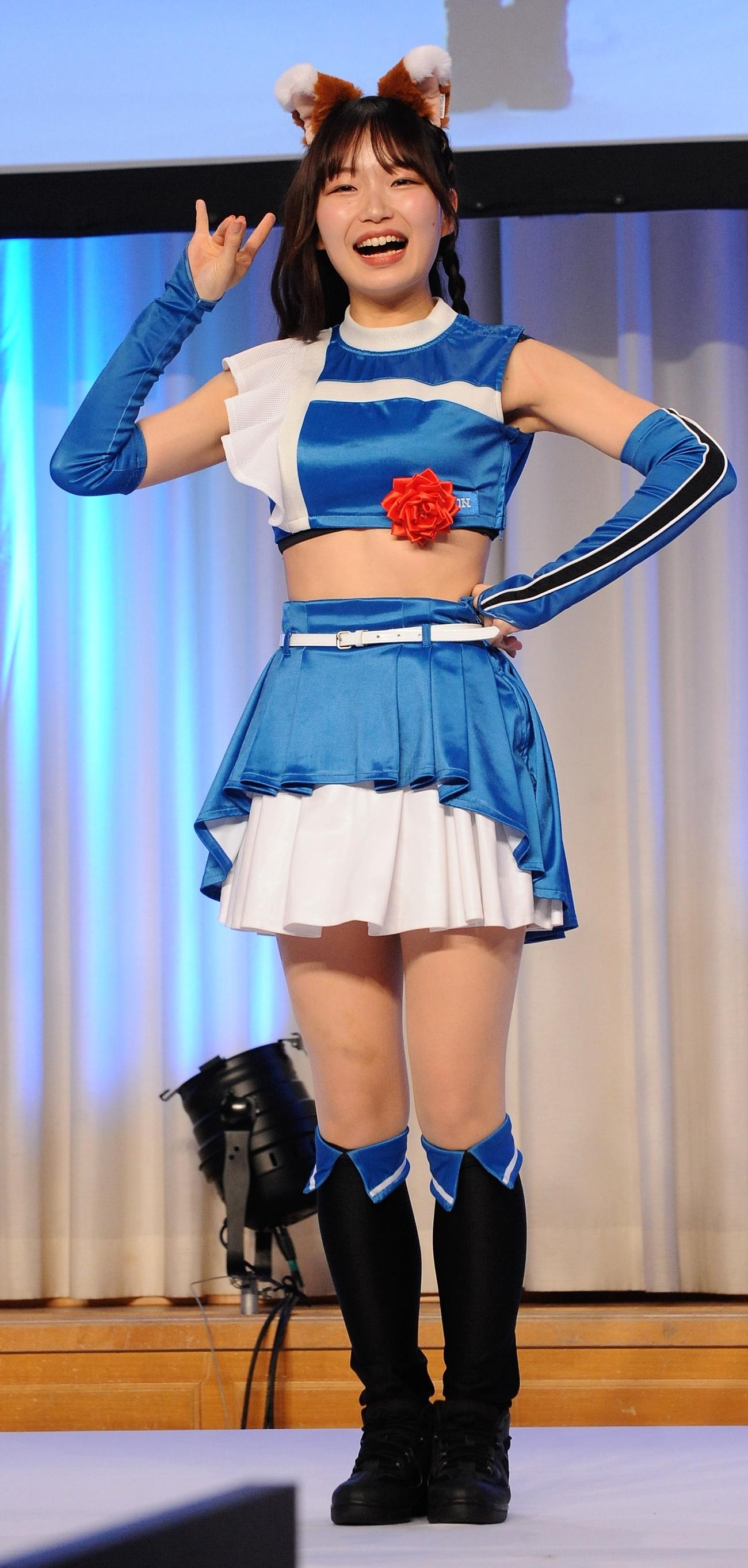 「AMDアワード授賞式」できつねダンスを披露するファイターズガールの辻菜穂子（撮影・高橋洋平）