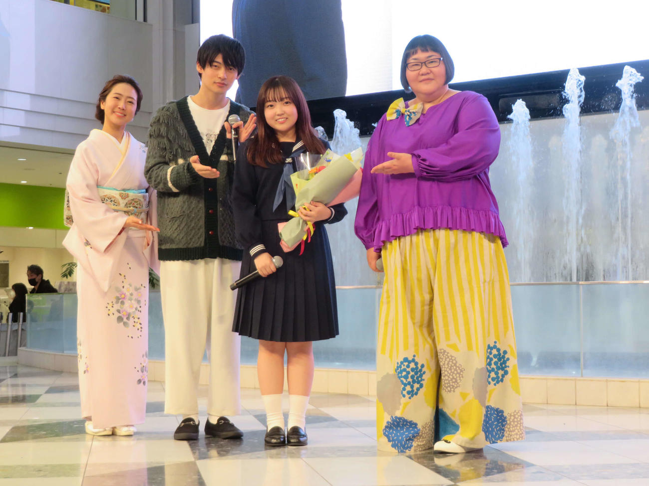 東京で初のミニライブを開いた舞乃空（左から3人目）と祝福する、左から羽山みずき、平田雄也、1人おいて安藤なつ（撮影・村上幸将）