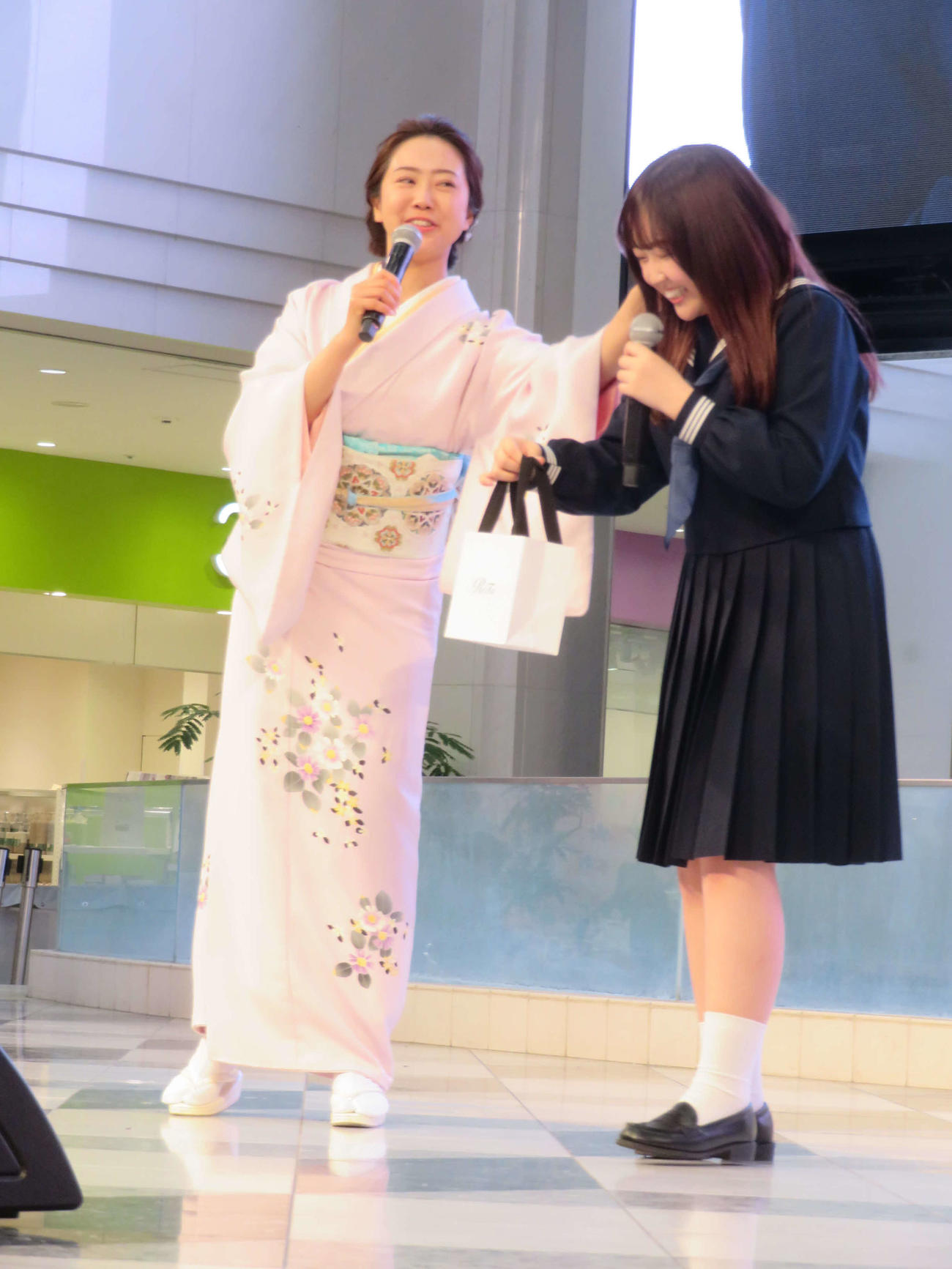 東京で初のミニライブで、羽山みずき（左）からプレゼントを贈られ、笑顔の舞乃空（撮影・村上幸将）
