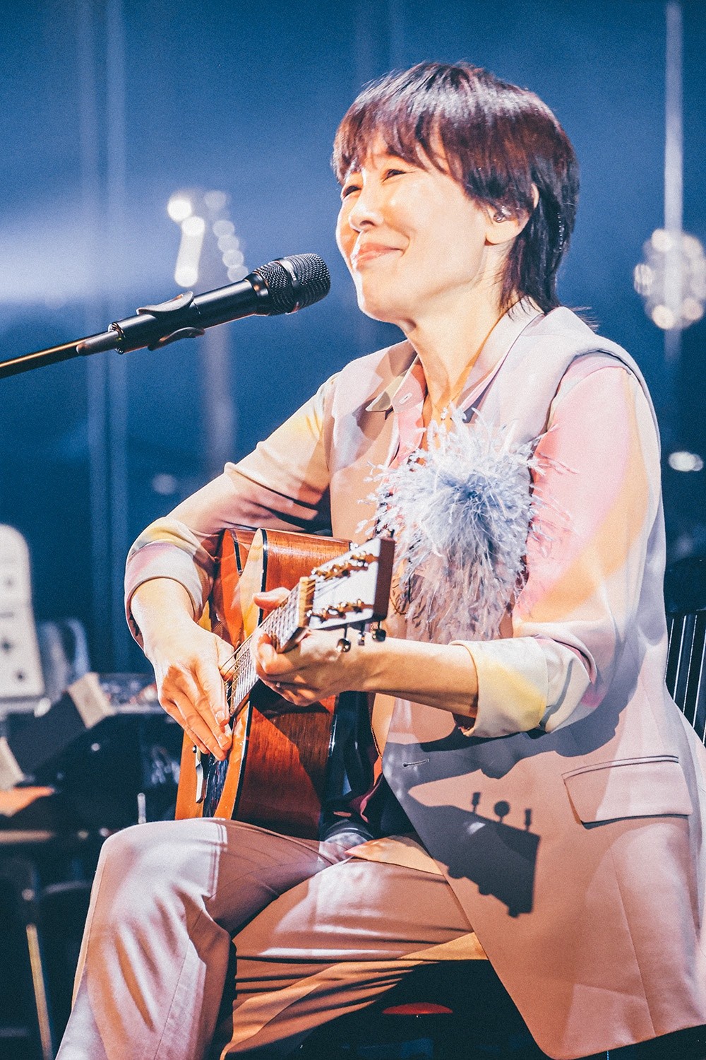 神奈川・鎌倉芸術館でソロライブを開催し、ギターを弾く原由子
