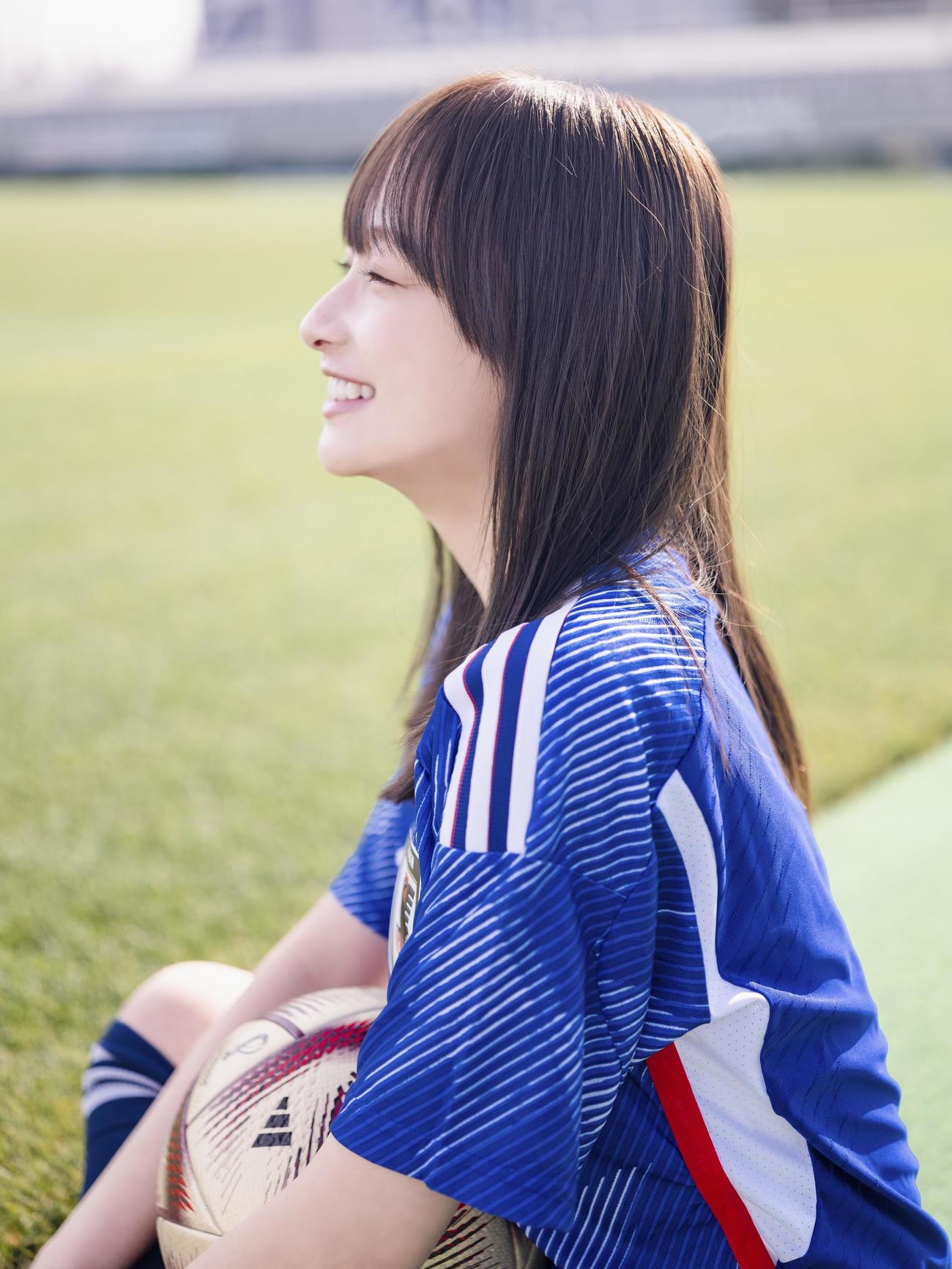 日向坂46影山優佳ファースト写真集の先行カット（撮影：新津保建秀（扶桑社刊））