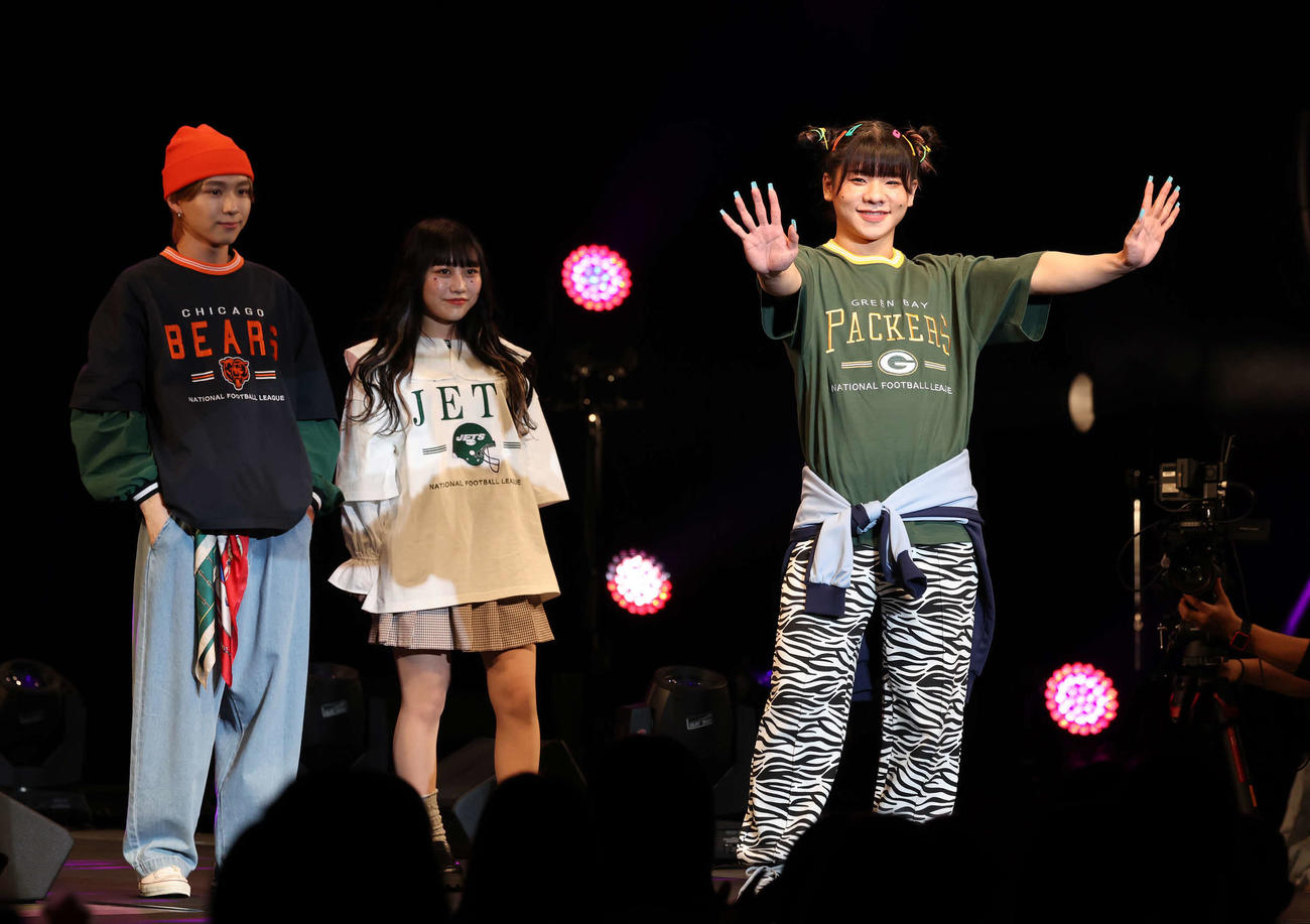 22年3月、「超超十代－ULTRA TEENS FES－2022＠TOKYO」　ランウエーを歩くウチら3姉妹の、左からこま、ゆら、とうあ