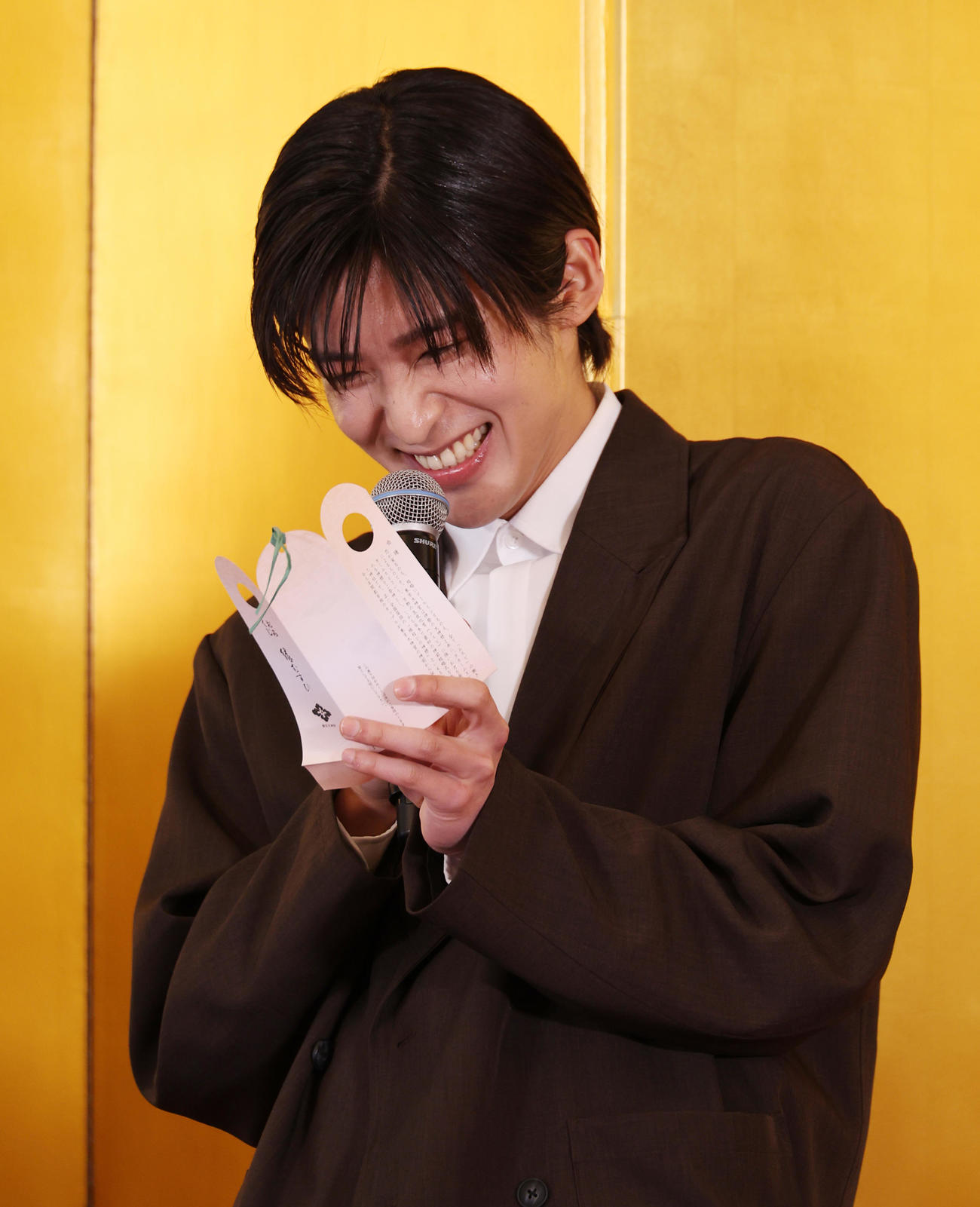 自分の引いたおみくじを見て爆笑する目黒蓮（撮影・中島郁夫）