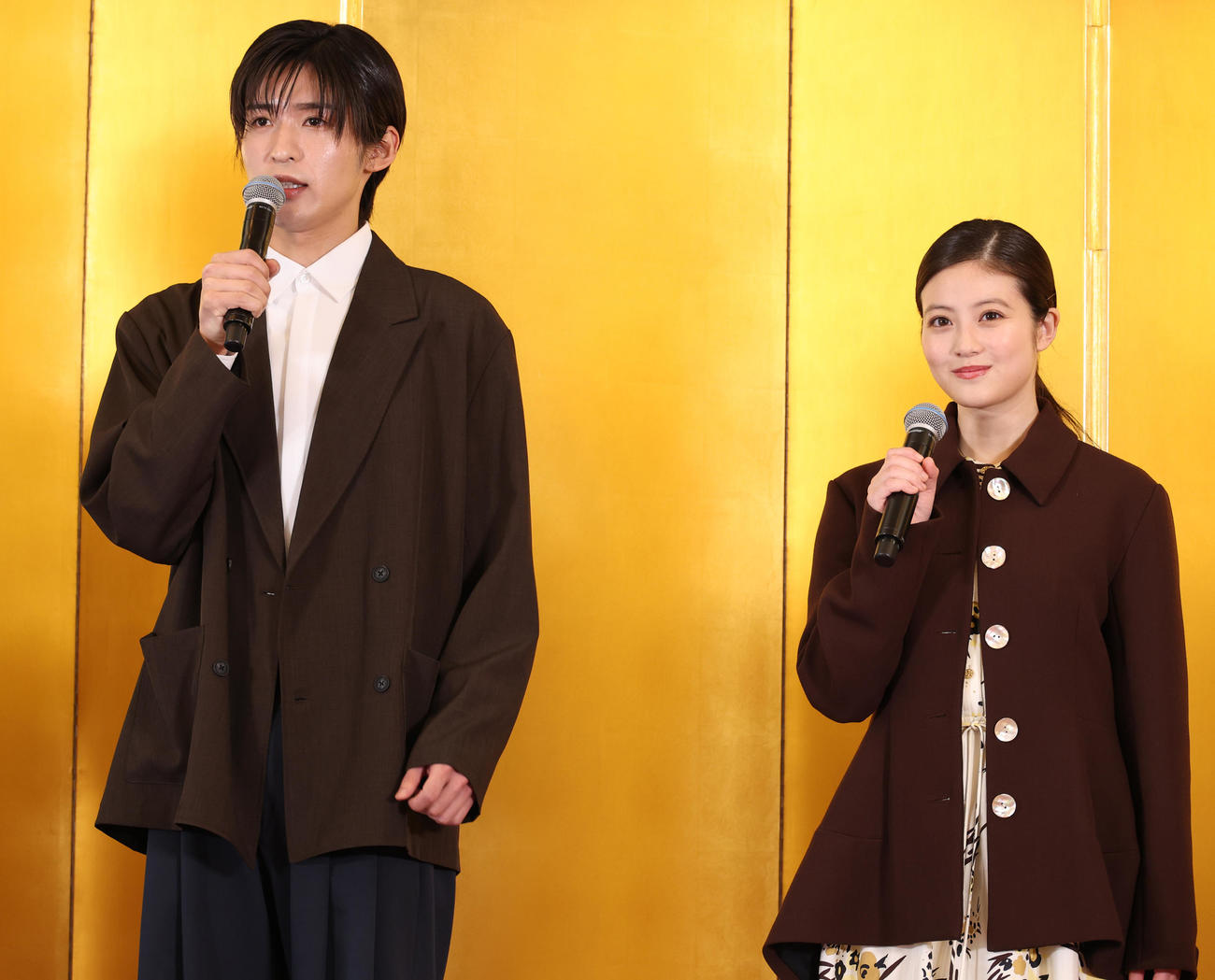 今田美桜（右）とあいさつする目黒蓮（撮影・中島郁夫）
