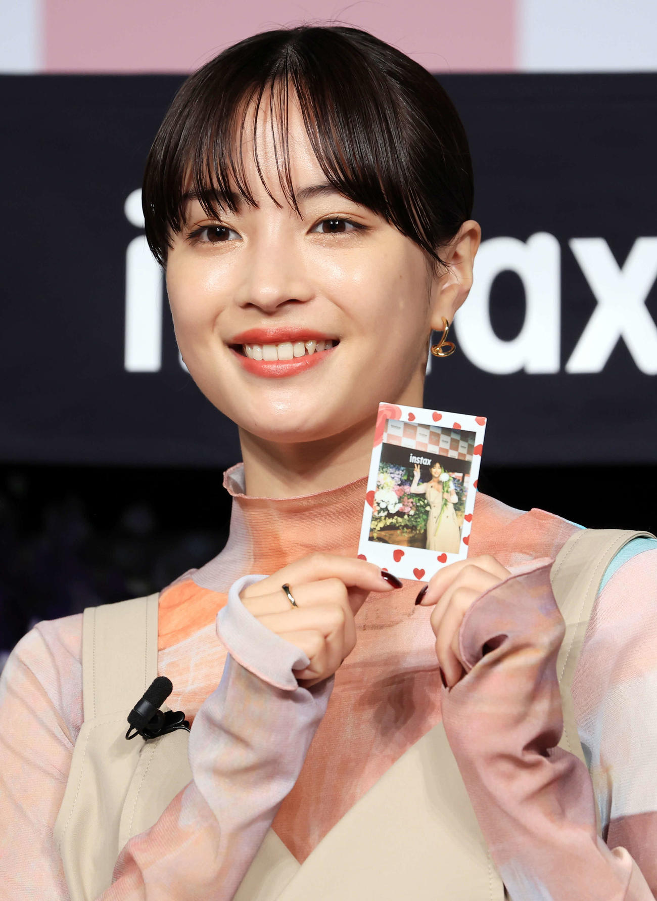 富士フイルム「INSTAX〃チェキ〃新製品発表会」にゲスト出演した広瀬すずは写真を手に笑顔を見せる（撮影・浅見桂子）