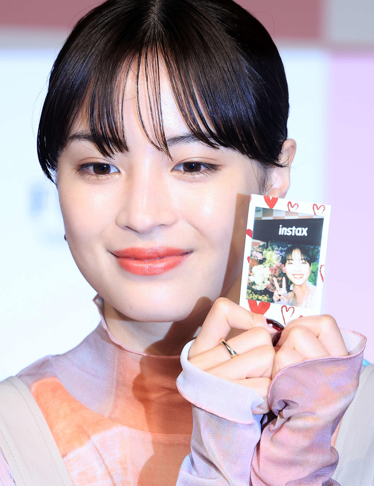 富士フイルム「INSTAX〃チェキ〃新製品発表会」にゲスト出演した広瀬すずは自撮り写真を手に笑顔を見せる（撮影・浅見桂子）