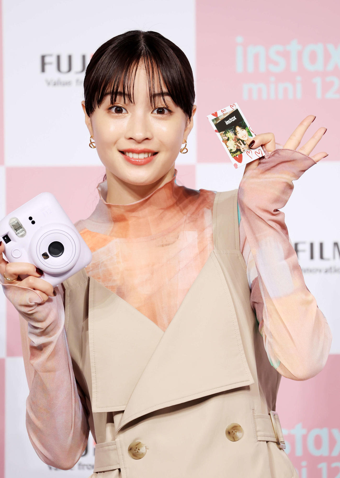 富士フイルム「INSTAX〃チェキ〃新製品発表会」にゲスト出演した広瀬すずは写真を手に笑顔を見せる（撮影・浅見桂子）