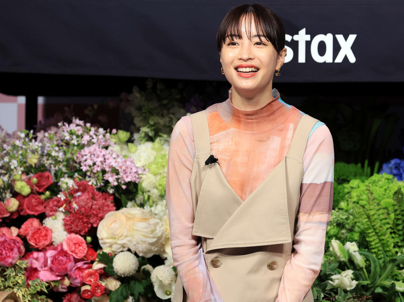 富士フイルム「INSTAX〃チェキ〃新製品発表会」にゲスト出演した広瀬すずはカラフルな花を背に笑顔（撮影・浅見桂子）