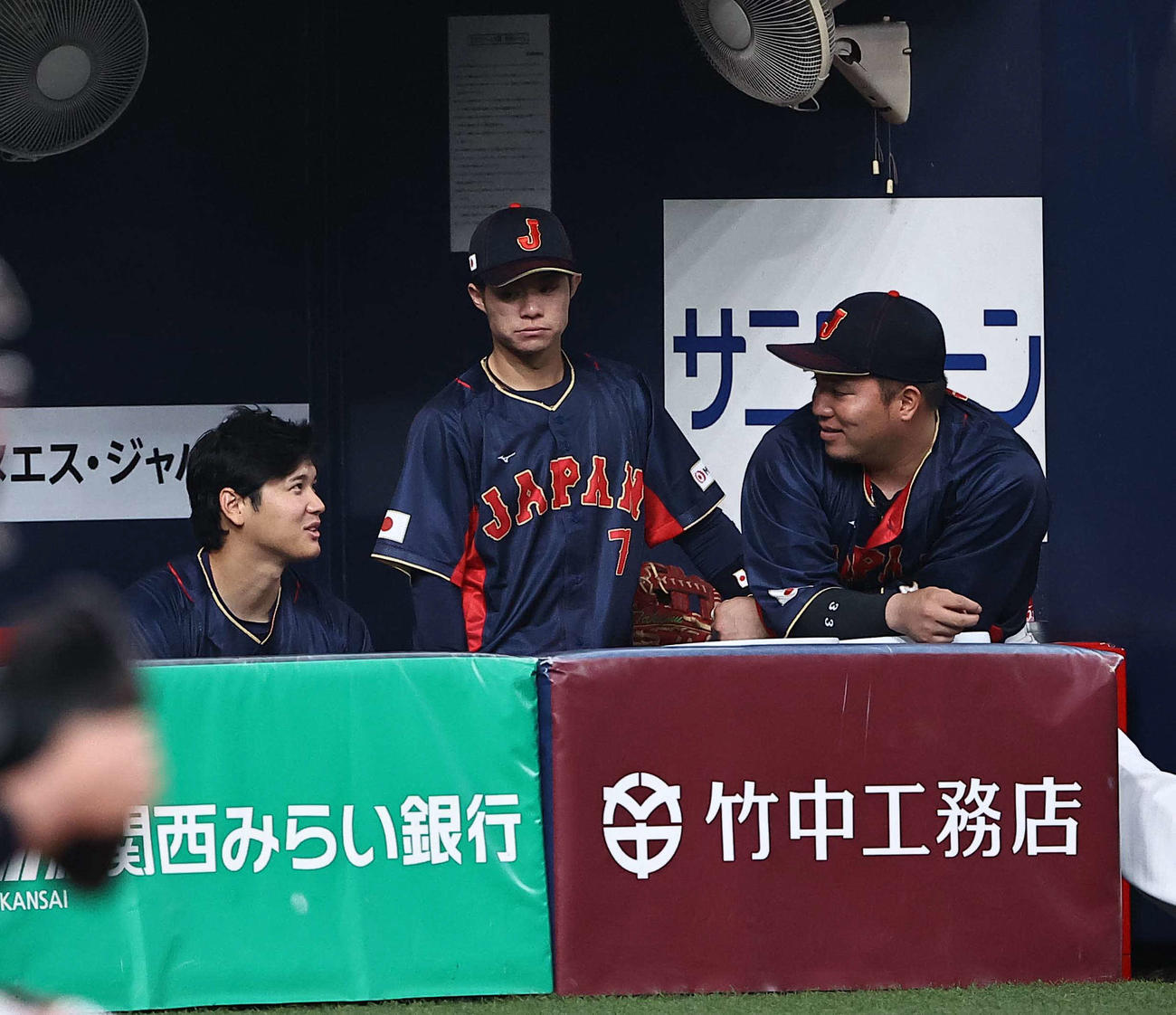 大谷（左）はベンチで中野（中央）、山川と話をする（2023年3月7日撮影）