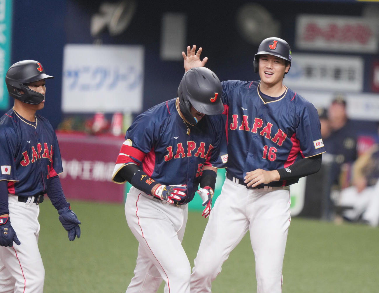 3点本塁打を放った村上（中央）を笑顔で迎える大谷。左は吉田（2023年3月7日撮影）