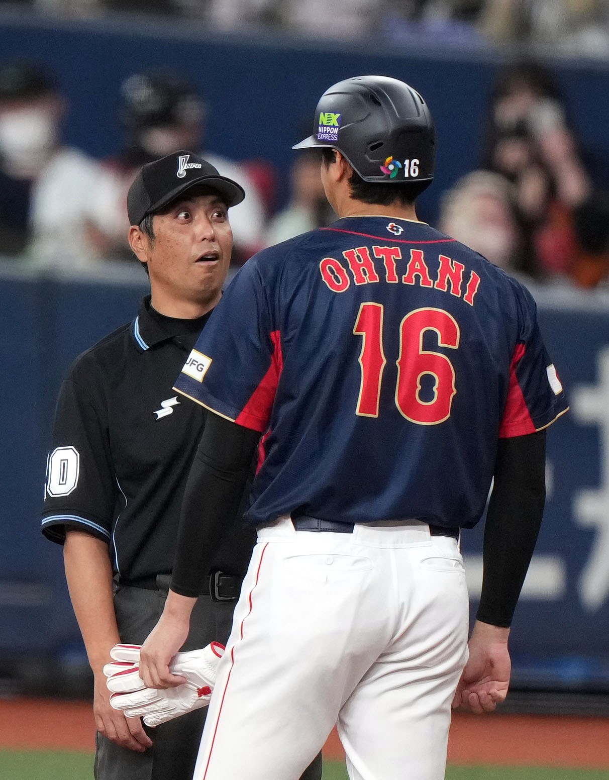 四球を選び、一塁上で白井塁審と冗談でにらみ合う大谷（2023年3月7日撮影）