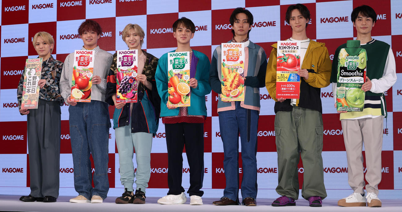 「カゴメ野菜飲料アンバサダー」就任会見を行ったTravis Japan、左から松倉海斗、吉澤閑也、七五三掛龍也、宮近海斗、中村海人、川島如恵留、松田元太（撮影・中島郁夫）
