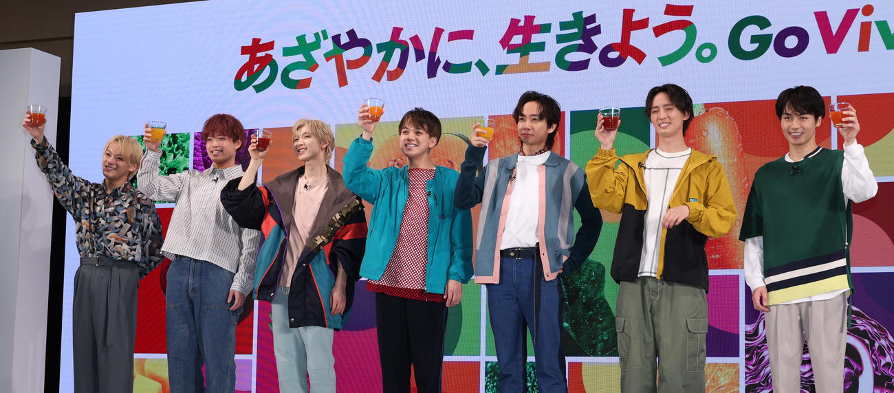 「カゴメ野菜飲料アンバサダー」就任会見で乾杯するTravis Japan、左から松倉海斗、吉澤閑也、七五三掛龍也、宮近海斗、中村海人、川島如恵留、松田元太（撮影・中島郁夫）