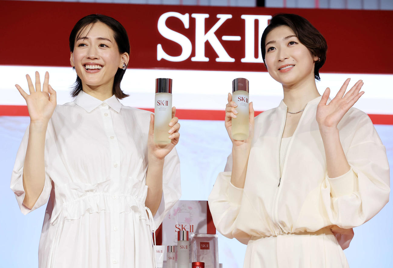 SK－2「新生活始めよう！」のイベントで、商品を手に笑顔で手を振る綾瀬はるか（左）と池江璃花子（撮影・浅見桂子）