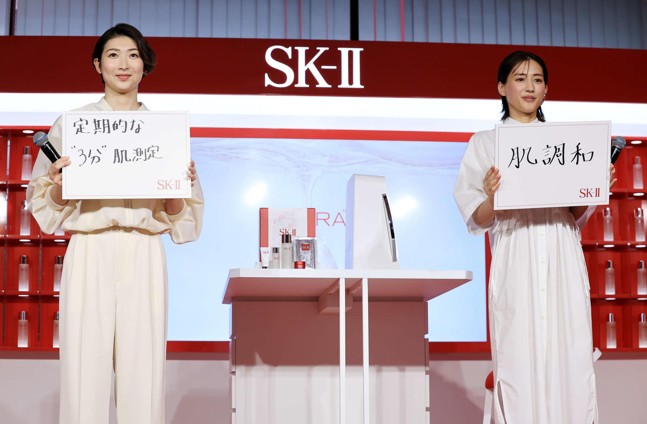 SK－2「新生活始めよう！」のイベントで、互いにフリップを出す池江璃花子（左）と綾瀬はるか（撮影・浅見桂子）