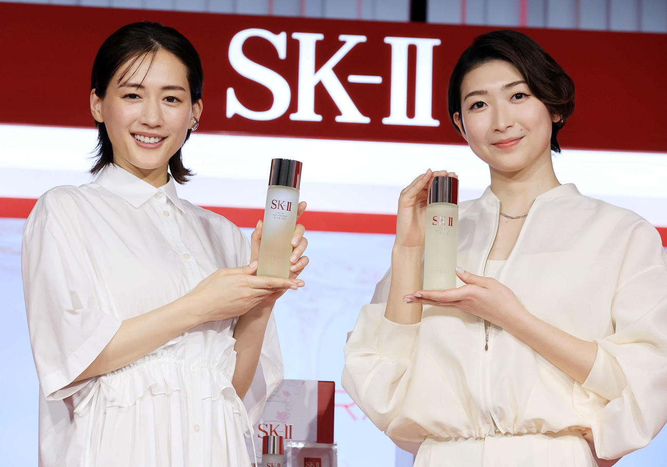 SK－2「新生活始めよう！」のイベントで、商品を手に笑顔の綾瀬はるか（左）と池江璃花子（撮影・浅見桂子）