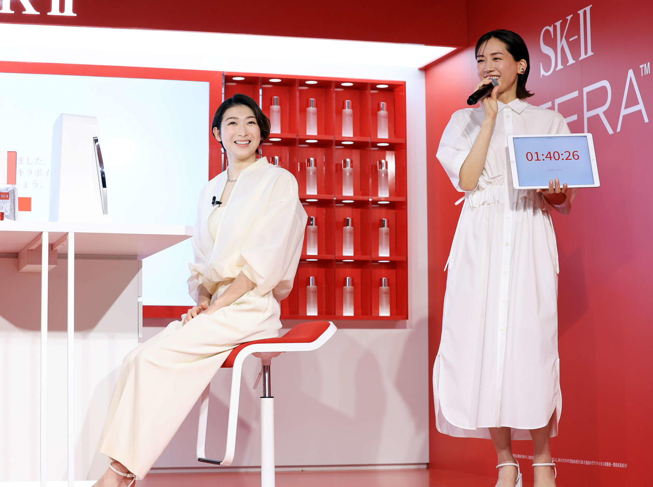 SK－2「新生活始めよう！」のイベントで、肌診断の時間を測る綾瀬はるか（右）と笑顔の池江璃花子（撮影・浅見桂子）