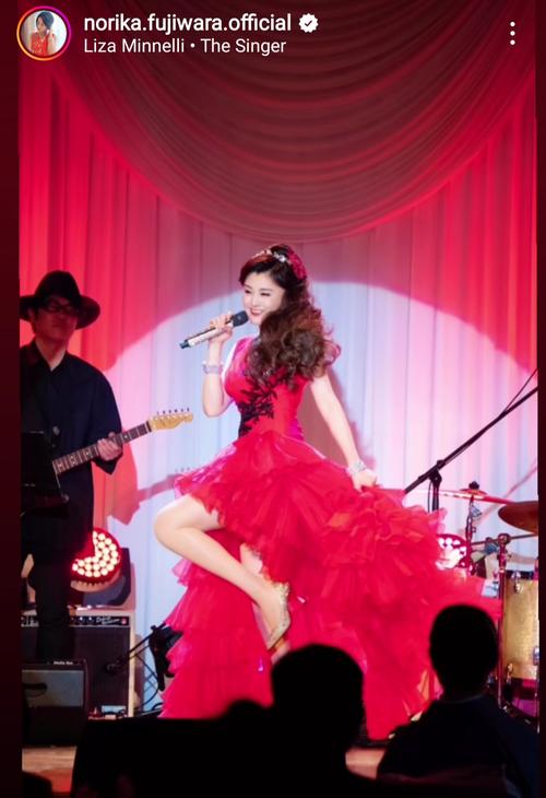 藤原紀香「大入りで大成功のショー」赤やシャンパンゴールドのドレス姿に「すてき」 芸能 日刊スポーツ