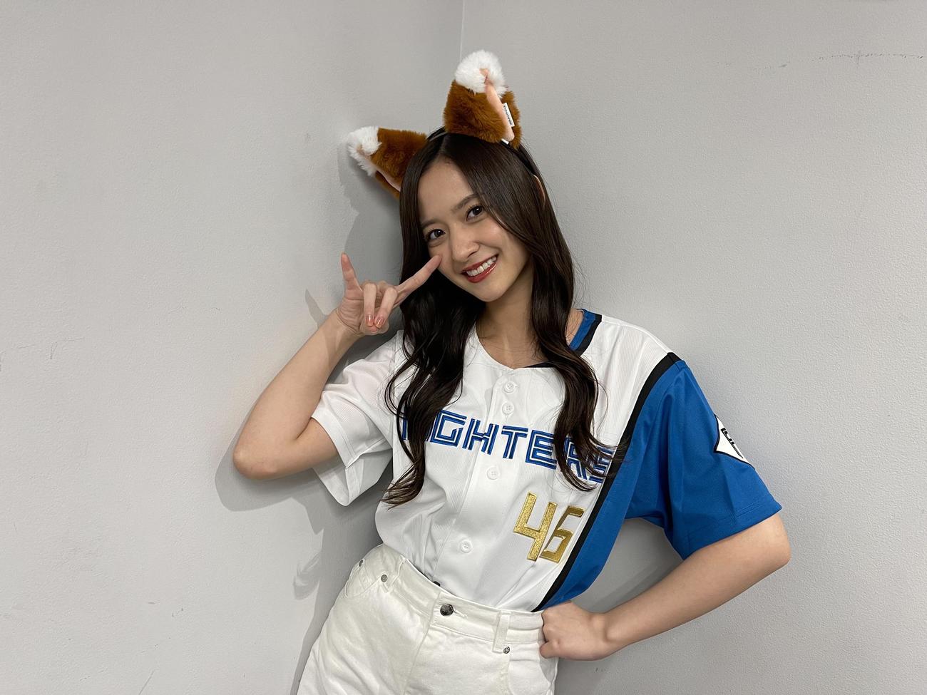 「きつねダンス」のポーズを決める乃木坂46金川紗耶