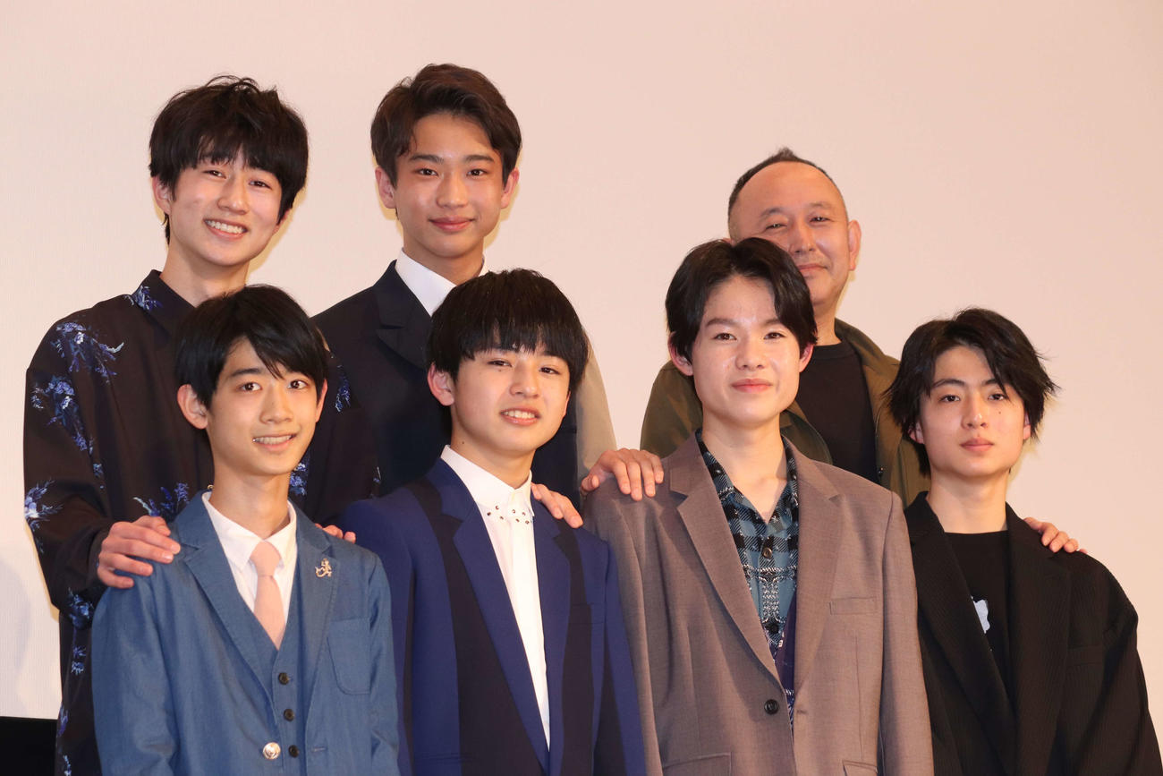 映画「雑魚どもよ、大志を抱け！」東京プレミアに登壇にした、前列左から白石葵一、池川侑希弥、田代輝、岩田奏。後列左から、坂元愛登、蒼井旬、足立監督（撮影・加藤理沙）