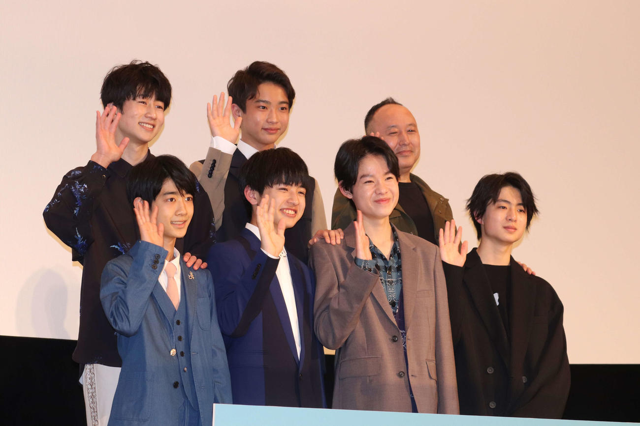 映画「雑魚どもよ、大志を抱け！」東京プレミアに登壇にした、前列左から白石葵一、池川侑希弥、田代輝、岩田奏。後列左から、坂元愛登、蒼井旬、足立監督（撮影・加藤理沙）