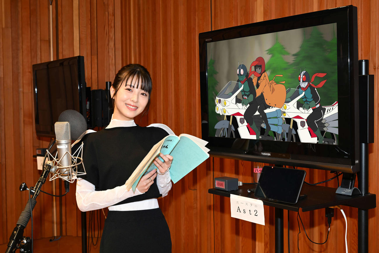アフレコをする浜辺美波