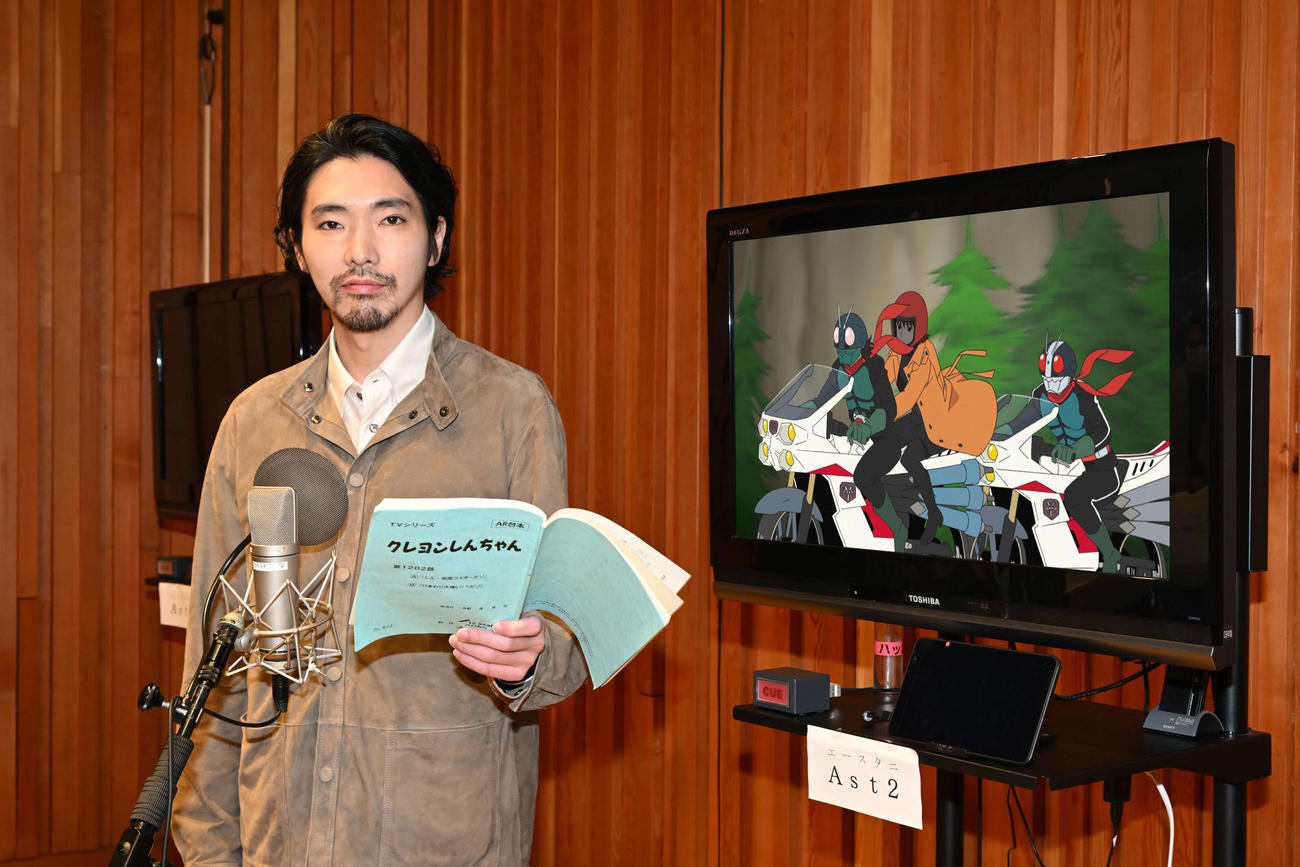 アフレコをする柄本佑
