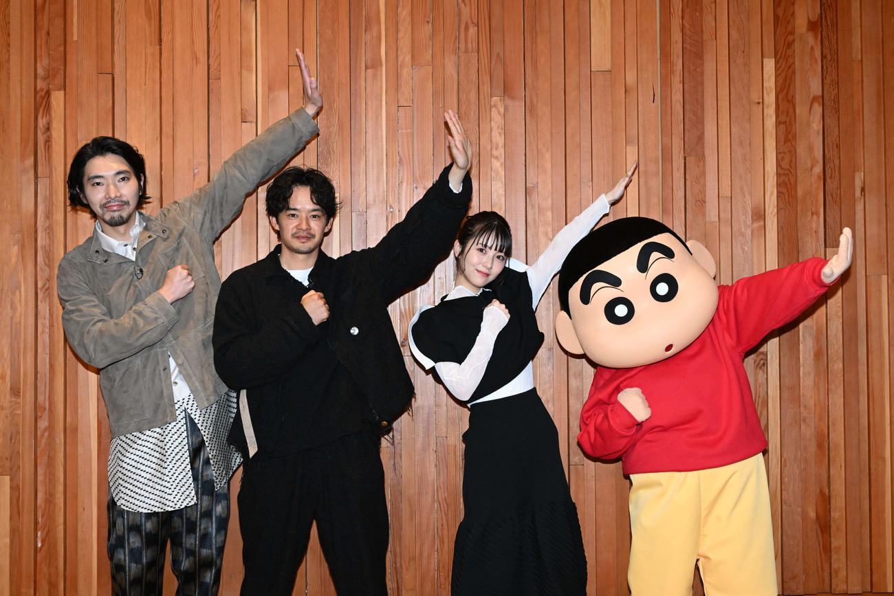 テレビ朝日系アニメ「クレヨンしんちゃん」とコラボレーションする映画「シン・仮面ライダー」の出演者。左から柄本佑、池松壮亮、浜辺美波。一番右はしんのすけ