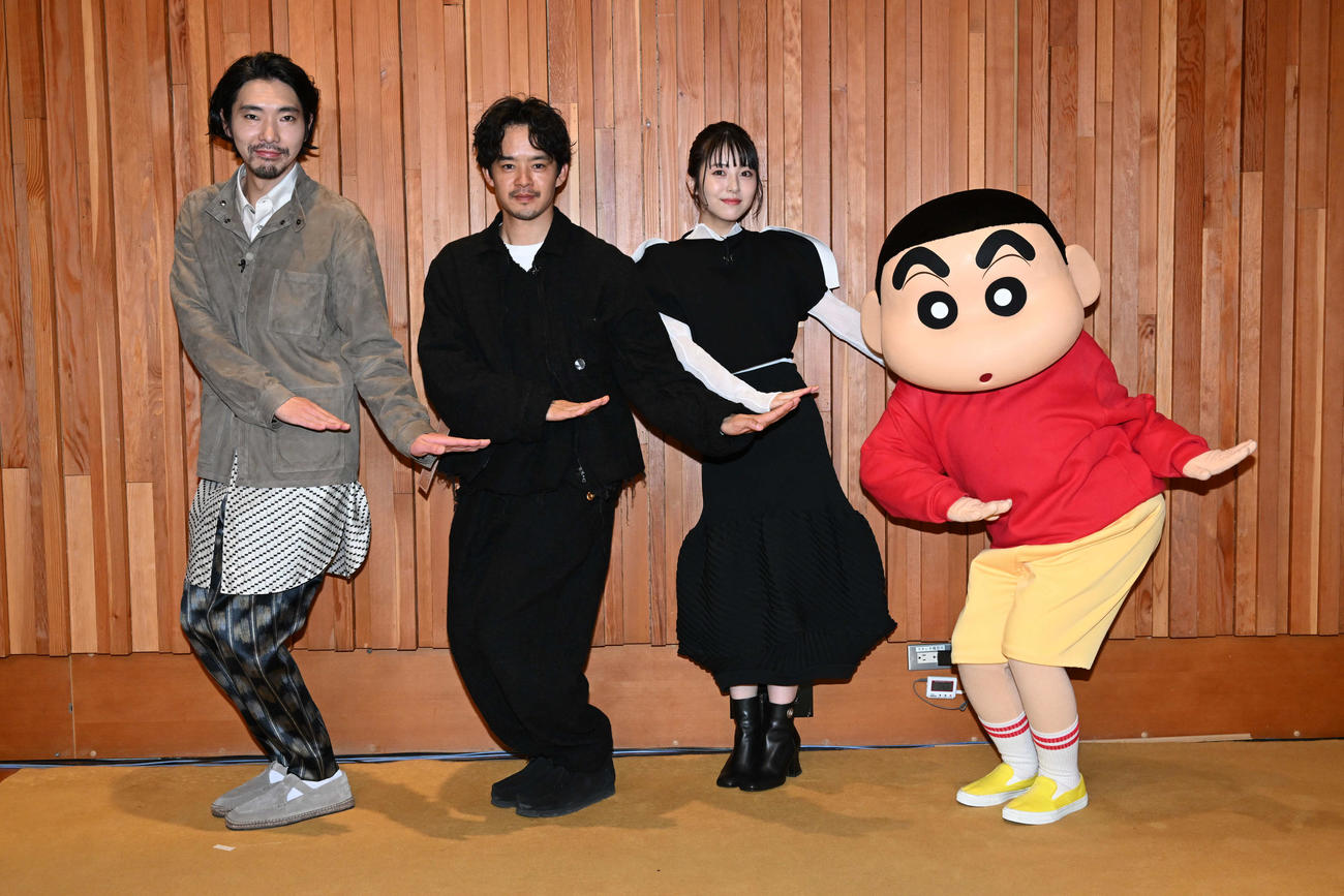 テレビ朝日系アニメ「クレヨンしんちゃん」とコラボレーションする映画「シン・仮面ライダー」の出演者。左から柄本佑、池松壮亮、浜辺美波。右端はしんのすけ