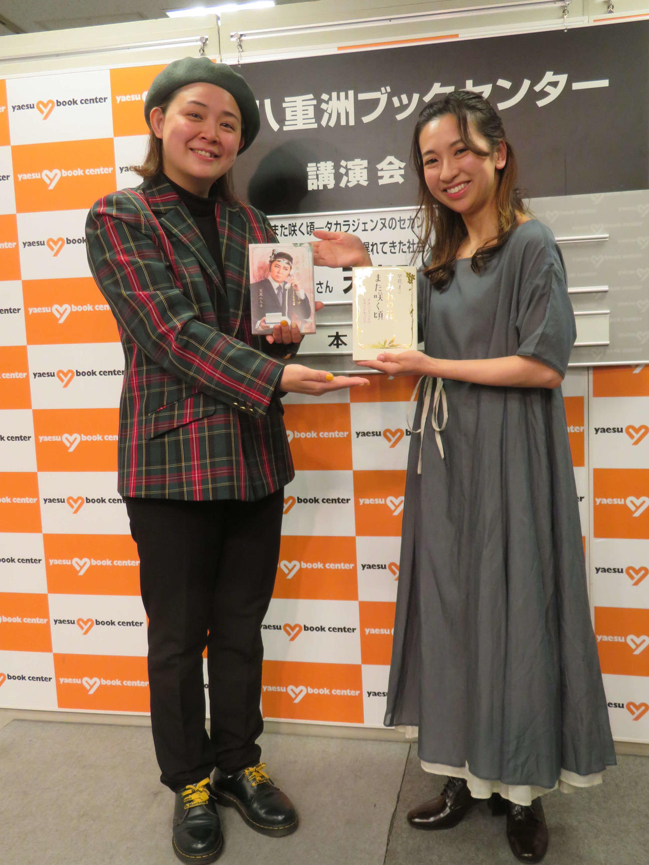 トークイベントを開いた天真みちる（左）と早花まこ（撮影・村上幸将）