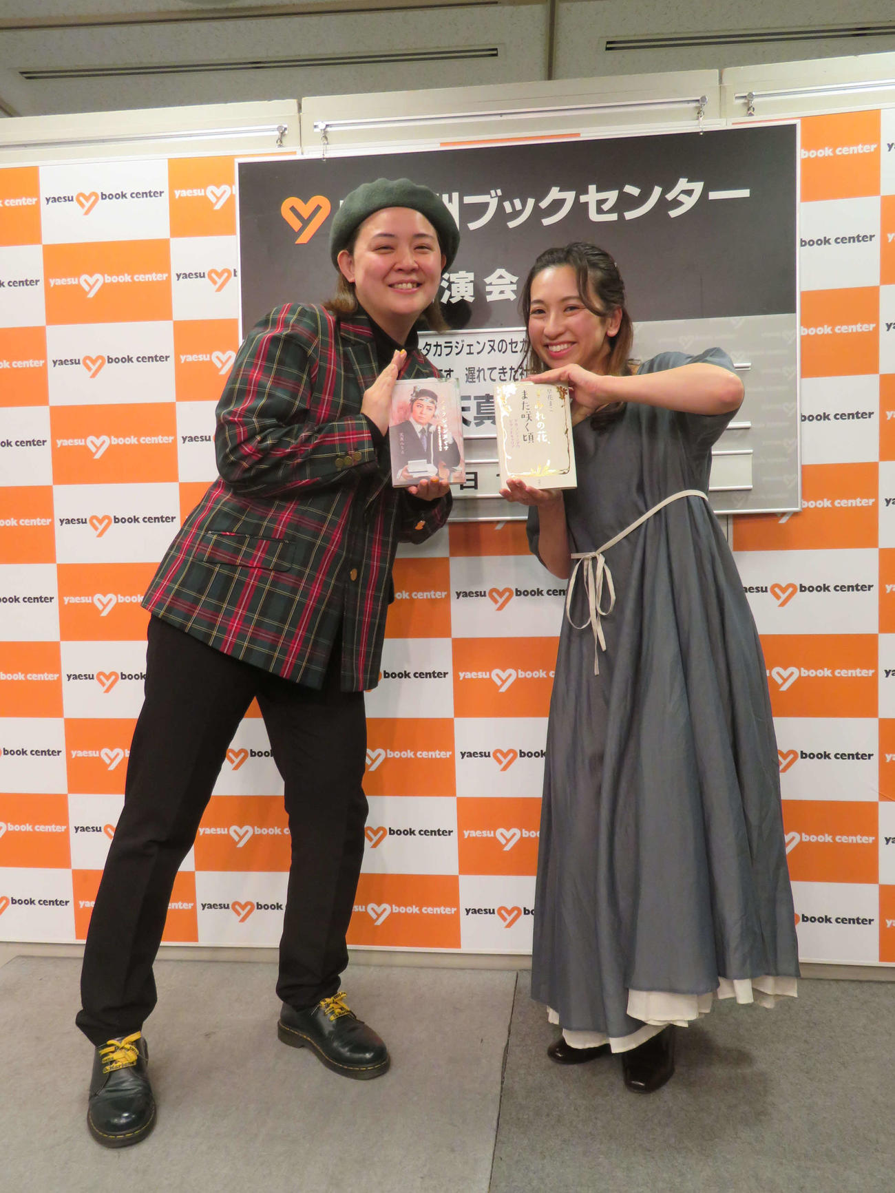 トークイベントを開いた天真みちる（左）と早花まこ（撮影・村上幸将）