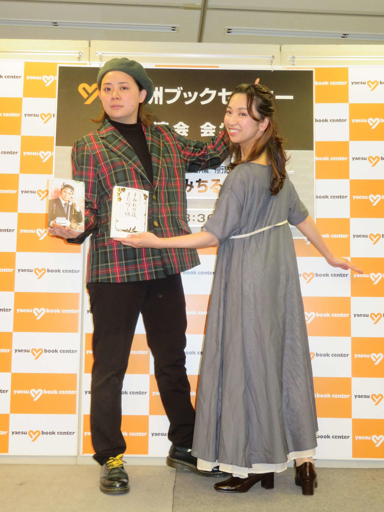 トークイベントでポーズを取る、天真みちる（左）と早花まこ（撮影・村上幸将）