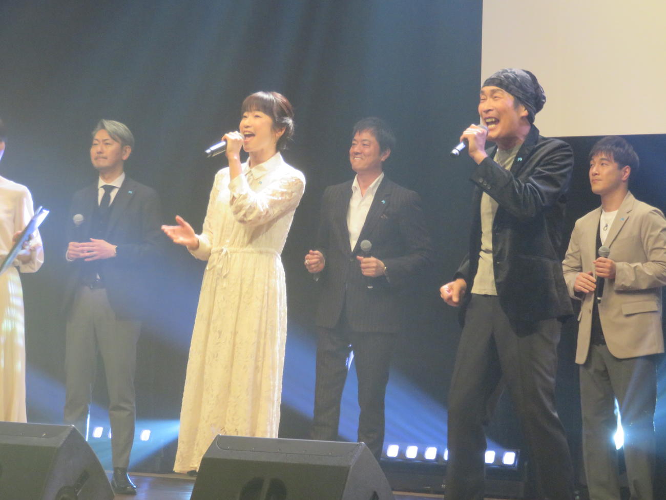 「トーク＆音楽ライブ　みんなで考えよう依存症のこと」のエンディングで「翼をください」を歌う出演者たち。左から国立精神・神経医療研究センター松田俊彦氏、つのだりょうこ、高知東生、杉田あきひろ、橋爪遼