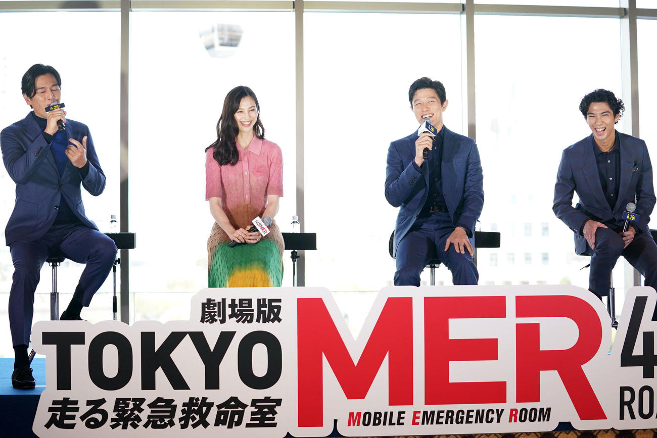 撮影での思い出を笑顔で語る、左から要潤、中条あやみ、鈴木亮平、賀来賢人（撮影・横山健太）