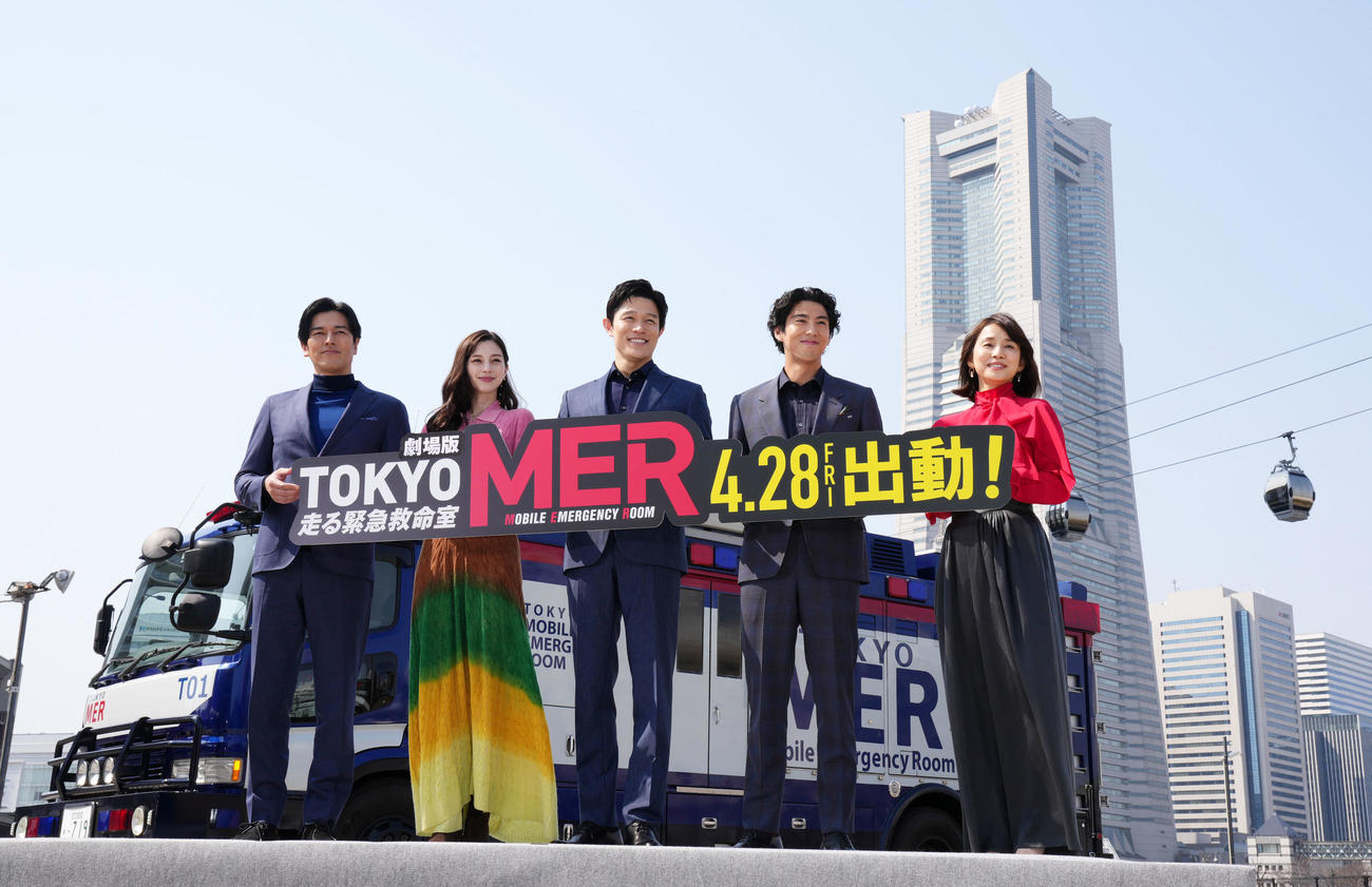 舞台となったランドマークタワーを背に笑顔を見せる、左から要潤、中条あやみ、鈴木亮平、賀来賢人、石田ゆり子（撮影・横山健太）