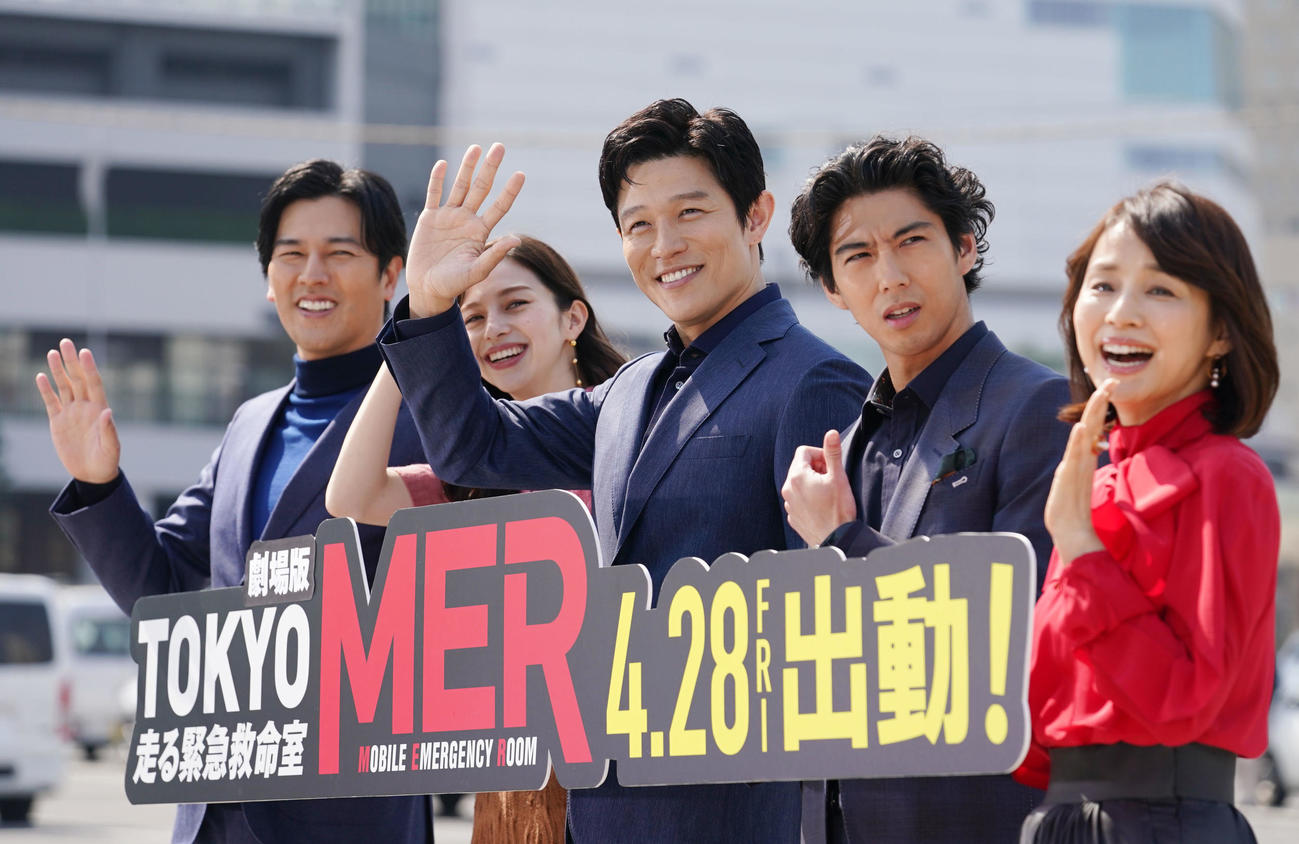 沿道からの声援に笑顔で手を振る鈴木亮平（中央）。左から要潤、中条あやみ、1人おいて賀来賢人、石田ゆり子（撮影・横山健太）