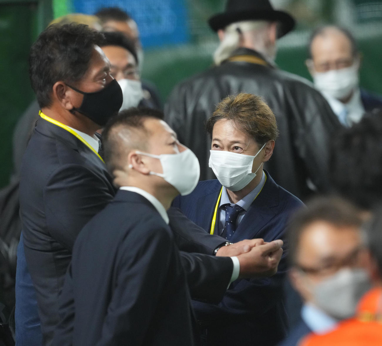 日本対中国　試合前、佐々木主浩氏（左）と話す中居正広（撮影・菅敏）