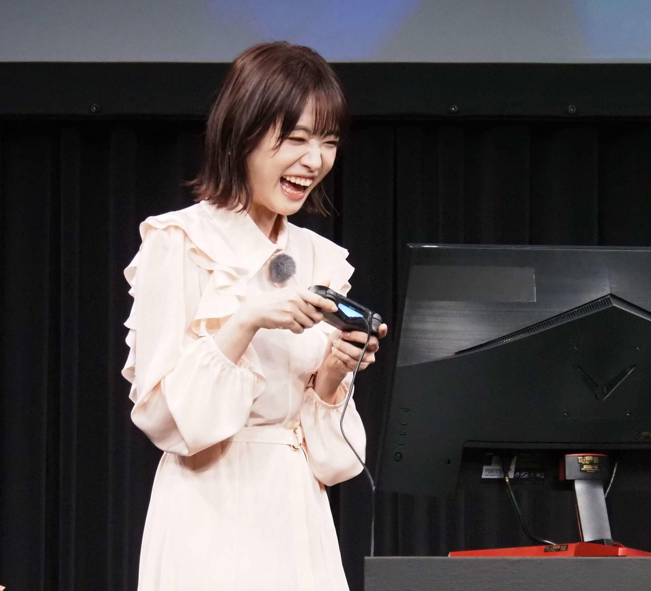 ゲームを試遊する高橋ひかる（撮影・遠藤尚子）