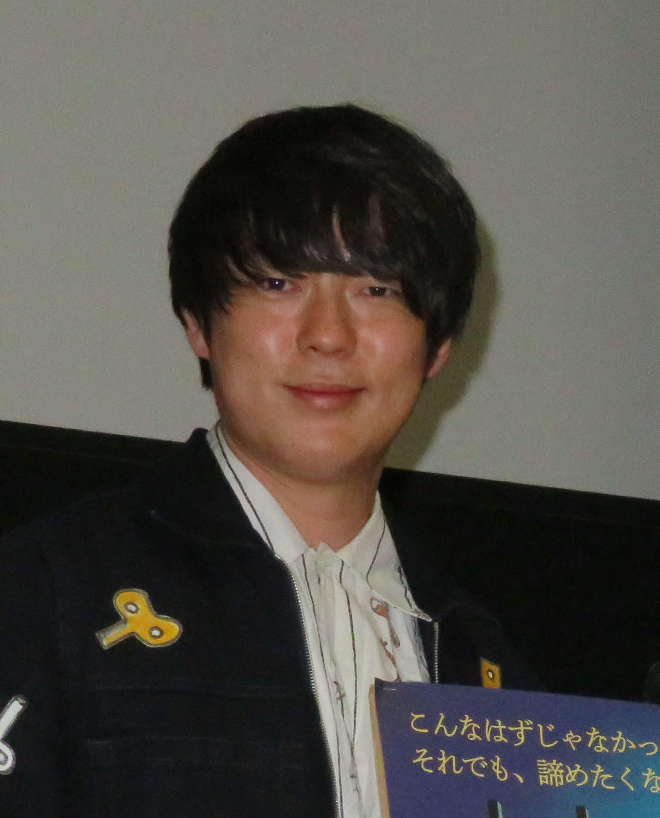 ドキュメンタリー映画「わたしは分断を許さない」完成披露試写会　イベントを行ったウーマンラッシュアワーの村本大輔（左）と元NHKアナウンサーで現在はキャスターやジャーナリストとして活躍する堀潤監督＝2020年2月25日