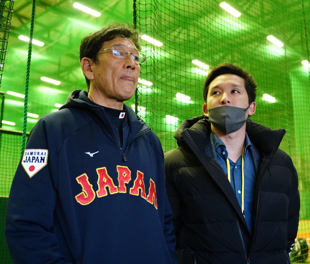 侍ジャパン栗山監督（左）と言葉を交わす杉谷拳士氏（2023年3月5日撮影）
