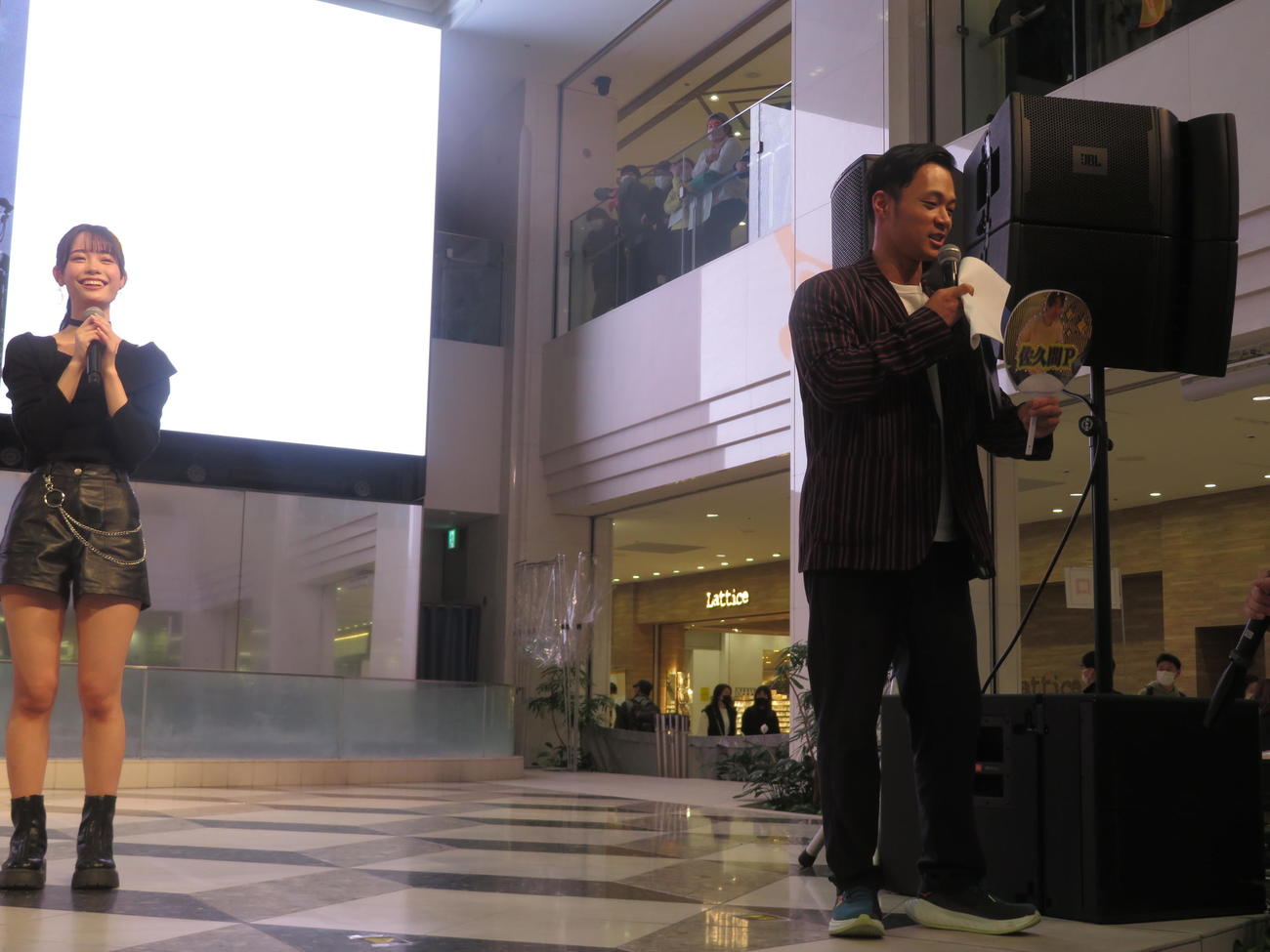 ラフ×ラフのデビューイベントに登場し、佐久間宣行氏の名前が書かれたうちわを持つファンを発見した東京ホテイソンショーゴ（右）。左は齋藤有紗（撮影・横山慧）