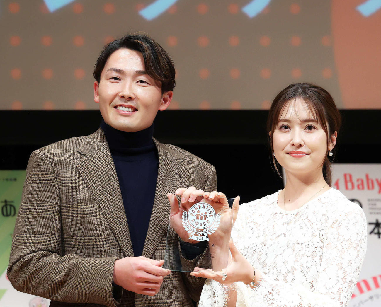 西武源田（左）と衛藤美彩（2022年11月29日撮影）