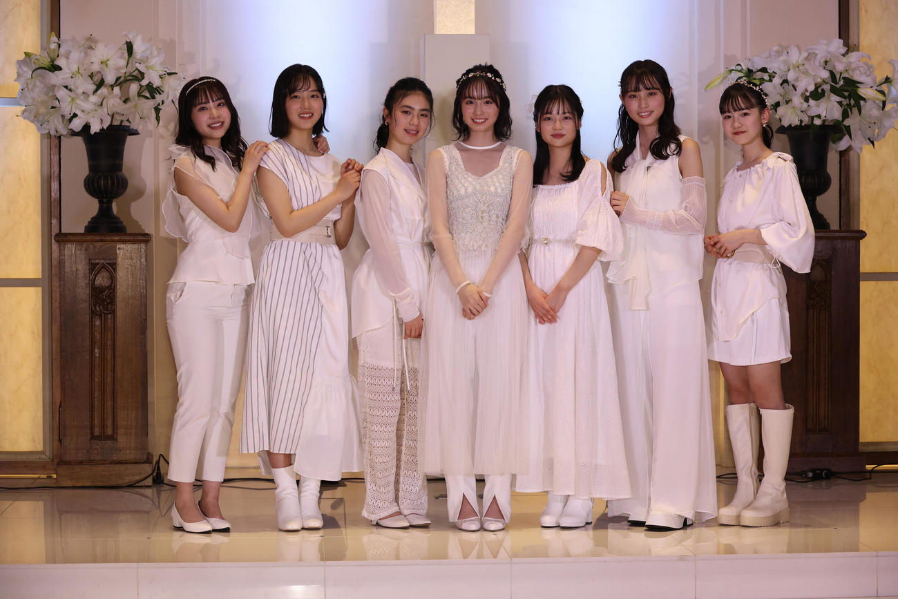 記者会見を行ったブルーベリーソーダ、左から大嵩愛花、大橋小春、馬越友梨、幸澤沙良、大平くるみ、田村藍、鈴木悠華（撮影・中島郁夫）